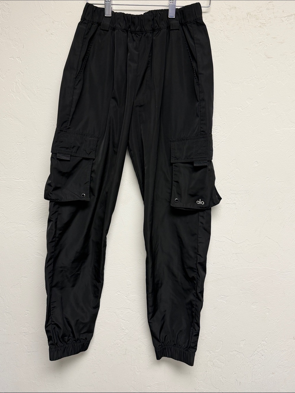 ALO Yoga Women’s Black Cargo Jogger Pants with Side Pockets